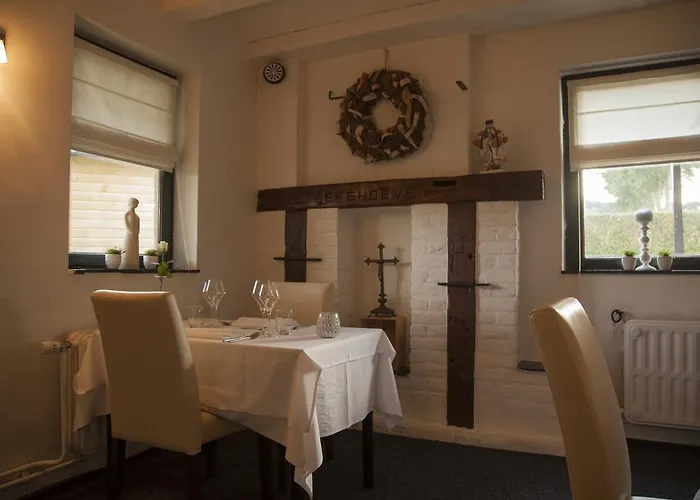 Hotel De Cantarel 2*